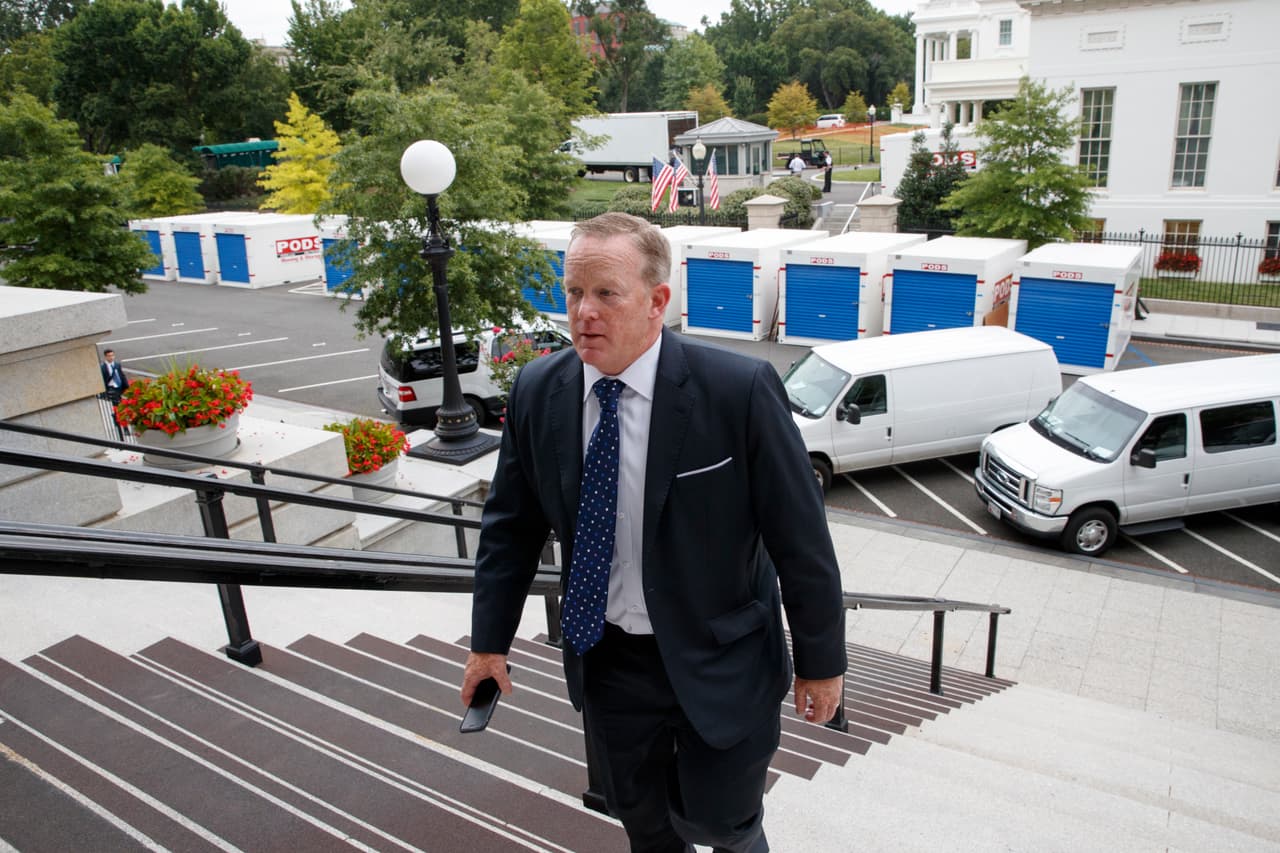 Sean Spicer, ex secretario de prensa del gabinete de Donald Trump, sube los escalones del edificio de oficinas ejecutivas Eisenhower, adyacente a la Casa Blanca en plenas reparaciones.