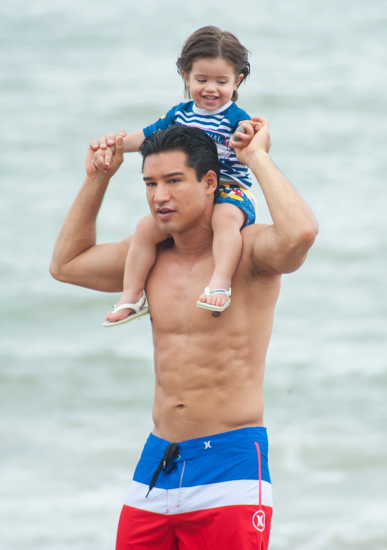 Esta vez captaron a este sexy padre en Puerto Vallarta.