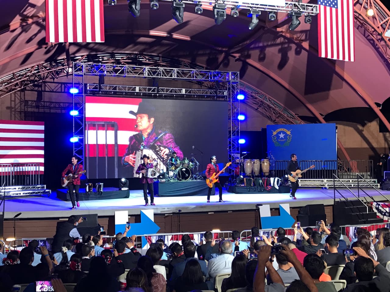 La agrupación mexicana animó el watch party de Clinton durante el último debate presidencial.