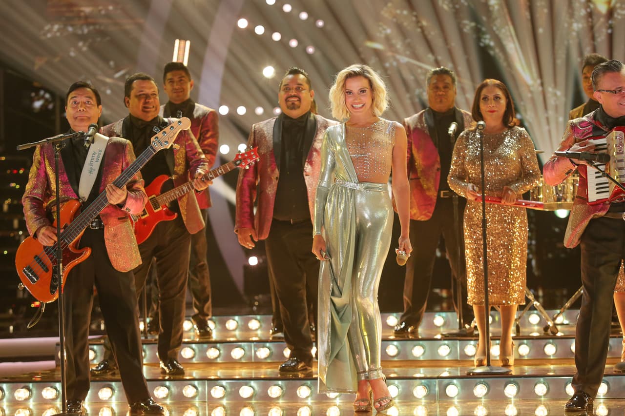 Esta vez no fue pop lo que interpretó, su número fue de una alegre cumbia.