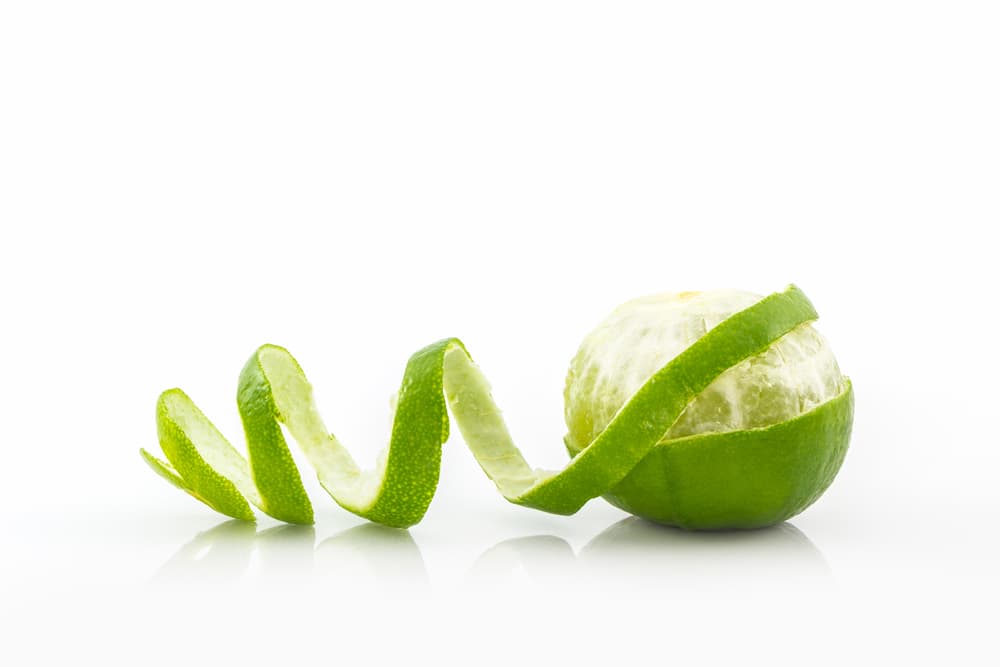 Hasta la cáscara del limón nos puede servir. Pela el limón y junta los trozos. Con un hilo o listón, ata juntas las cáscaras de limón y deja lo suficiente para que cuelguen. Entonces ponlo colgando detrás de puertas o ventanas para que tu hogar siempre esté protegido.