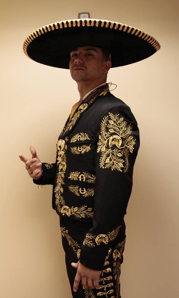 Pero si algo le enorgullece es portar la vestimenta charra y la música ranchera. 'El niño consentido del regional mexicano' prefiere un buen tema ranchero que cualquier narcocorrido.