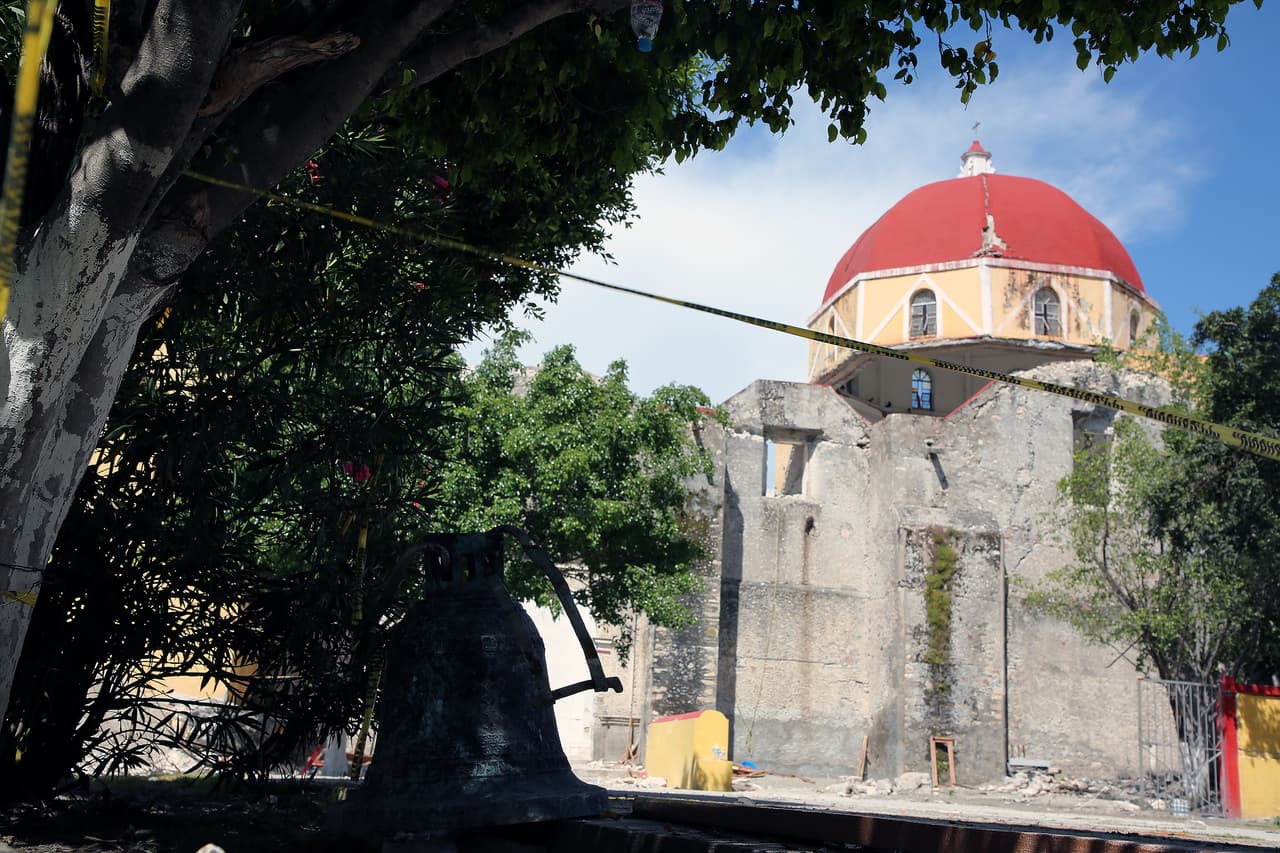 Y la campana, quedó tendida a unos 50 metros del campanario.