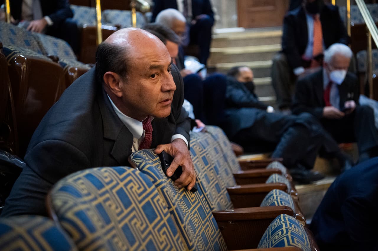 Lou Correa, representante demócrata por California, se refugió detrás de un asiento cuando entraron los manifestantes.