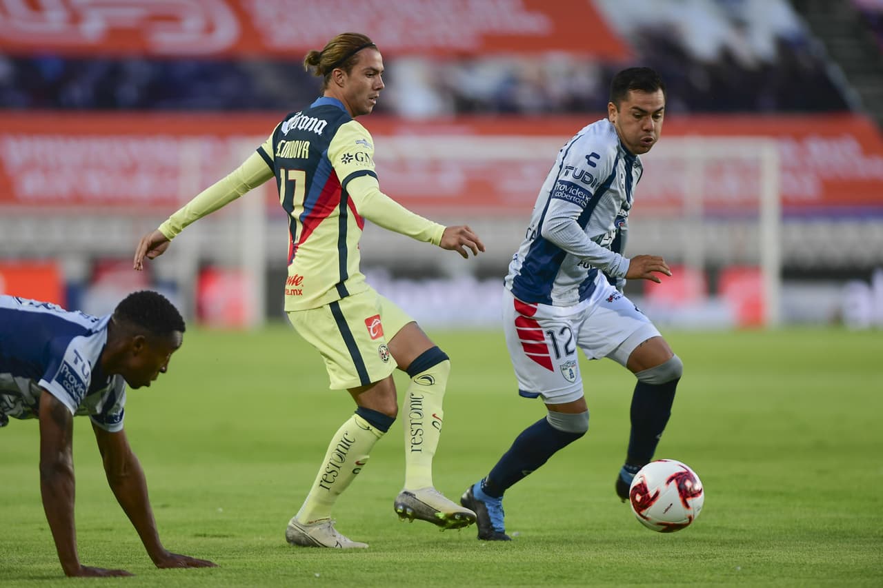 Pachuca comienza a cometer errores y el América aprovecha para adueñarse de la pelota.