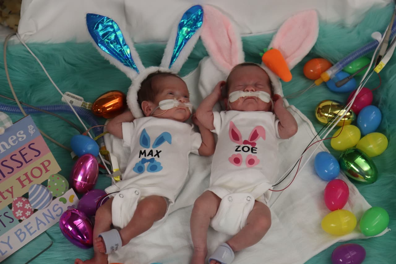 Estos gemelitos Max y Zoe en Fort Worth posan para la cámara con sus orehitas de conejo de pascua y rodeados de huevitos con dulces.