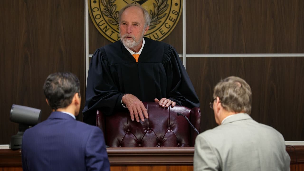 <b><a href="https://www.univision.com/local/san-antonio-kwex/juicio-masacre-uvalde-altercado-en-corte-adrian-gonzales-testimonio-maestro-sobreviviente">Durante la audiencia, el juez escuchó atentamente nuevos testimonios</a></b>
<a href="https://www.univision.com/local/san-antonio-kwex/juicio-masacre-uvalde-altercado-en-corte-adrian-gonzales-testimonio-maestro-sobreviviente"> </a>presentados ante el jurado, mientras ambas partes analizan cada decisión tomada en los minutos críticos del ataque. 
<br>
<br>La fiscalía sostiene que una reacción oportuna 
<b>pudo haber cambiado el desenlace para varias víctimas.</b>