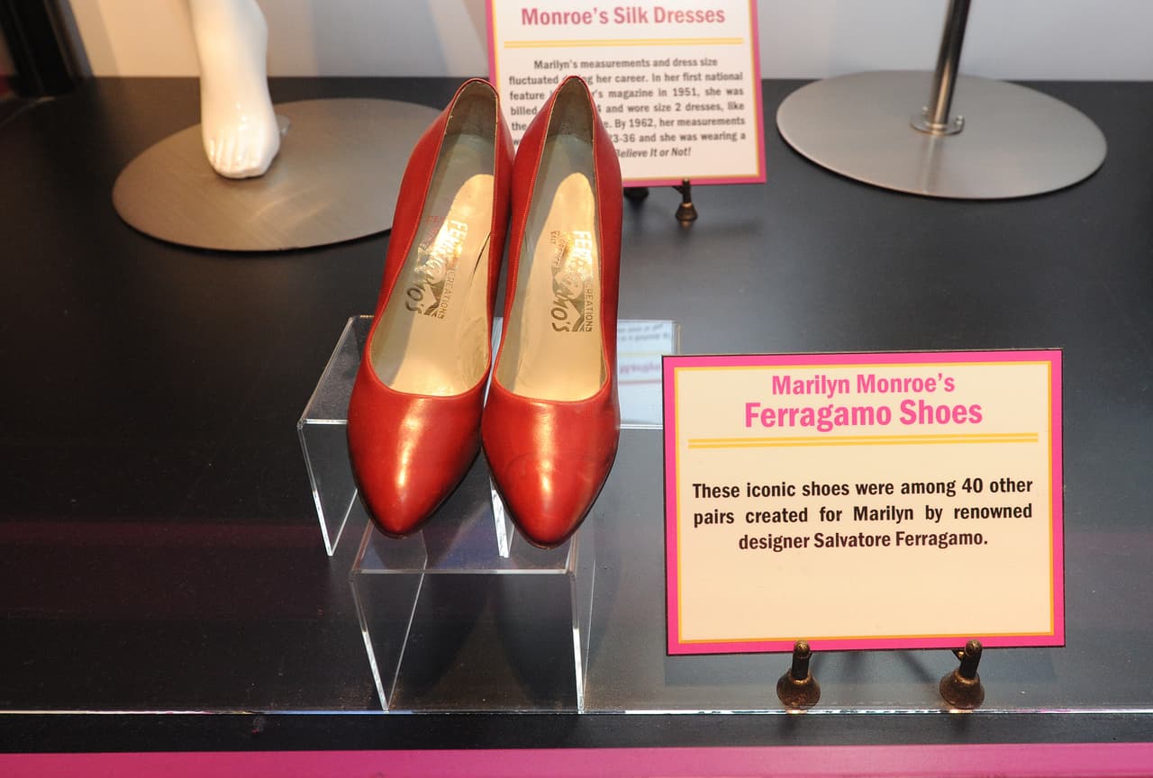 <b>Salvatore Ferragamo </b>empezó a hacer crecer su emporio en 1920, pero para 1950 ya había logrado expandir sus horizontes al tener reclutados a más de 700 artesanos del calzado.