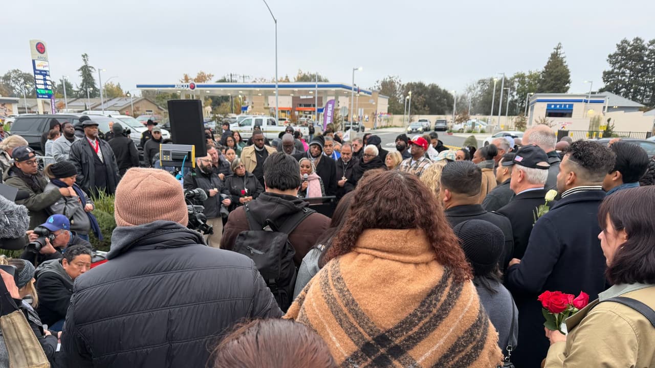 El acto fue organizado por el grupo
<b>Faith in the Valley </b>y contó con la presencia de funcionarios locales, incluida la
<b>alcaldesa de Stockton, Christina Fugazi, </b>quienes hicieron un llamado urgente a la paz y a evitar cualquier intento de represalia.