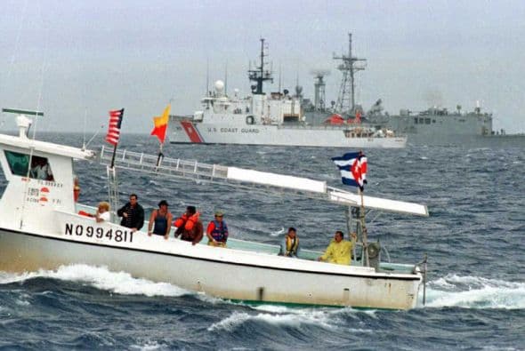 La flotilla Democracia honrando a los mártires en el Punto Cero, lugar de la caída de los aviones en aguas internacionales.