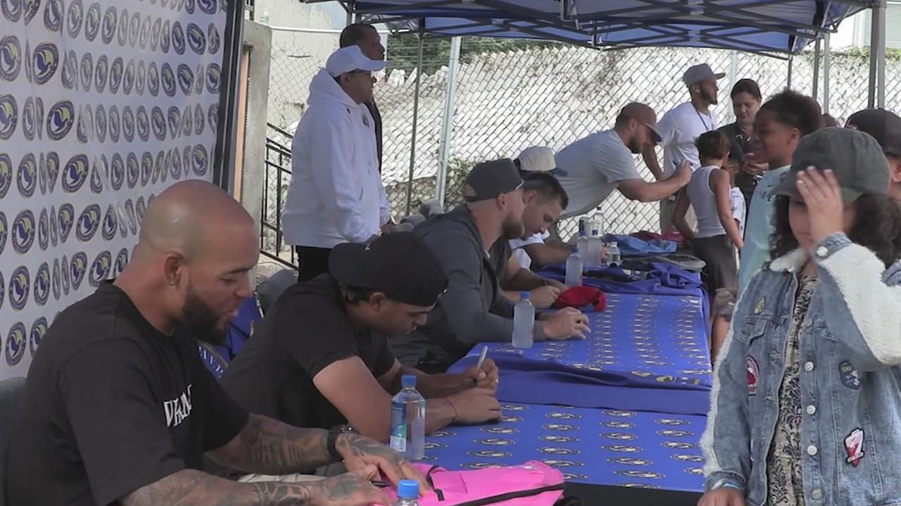 Peloteros de los Phillies comparten con los niños de Frankford ante el regreso a clases
