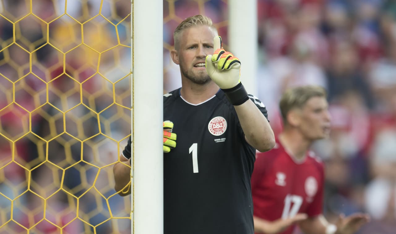 El guardameta danés del Leicester City inglés, Kasper Schmeichel, dando órdenes para acomodar a su defensa que por ratos se vio inconsistente, pero con fortuna de la mala puntería del Tricolor.