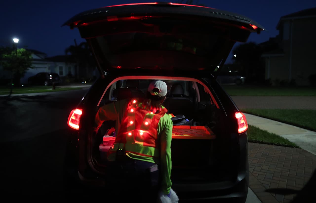 Estos anfibios se alimentan de insectos, ranas, pequeños reptiles, pequeñas aves y pequeños mamíferos. Se reproducen en áreas con vegetación y agua dulce disponible, incluidos estanques (naturales y artificiales), lagos, canales y zanjas.