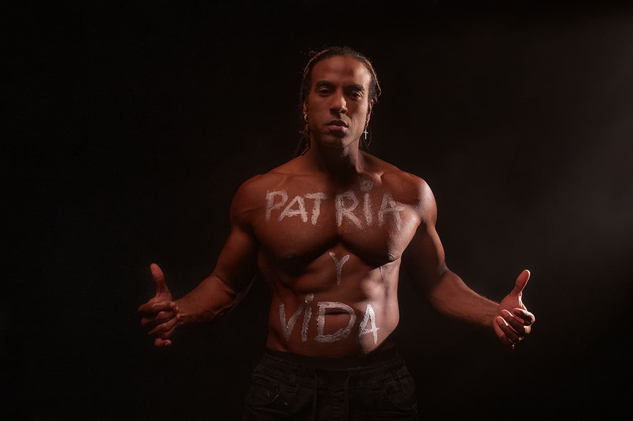 El cantante 
<b>Yotuel</b>, al lado de 
<b>Gente de Zona</b> y 
<b>Descemer Bueno</b>, presentará una emotiva nueva versión acústica de
<b> ‘Patria y Vida’</b>.
<br>