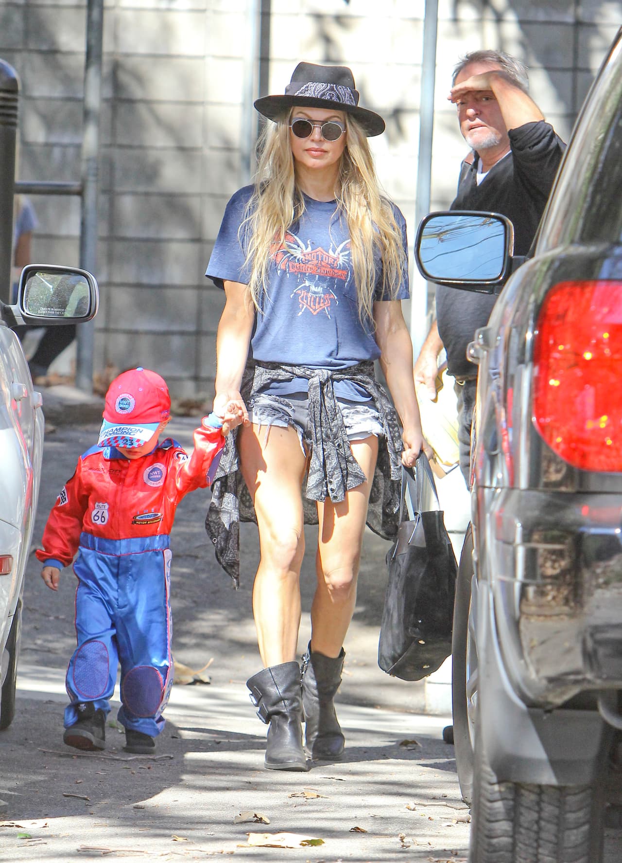 Tal parece que Fergie disfruta mucho la temporada de brujas vistiendo al pequeño Axl con los atuendos más lindos ty divertidos.