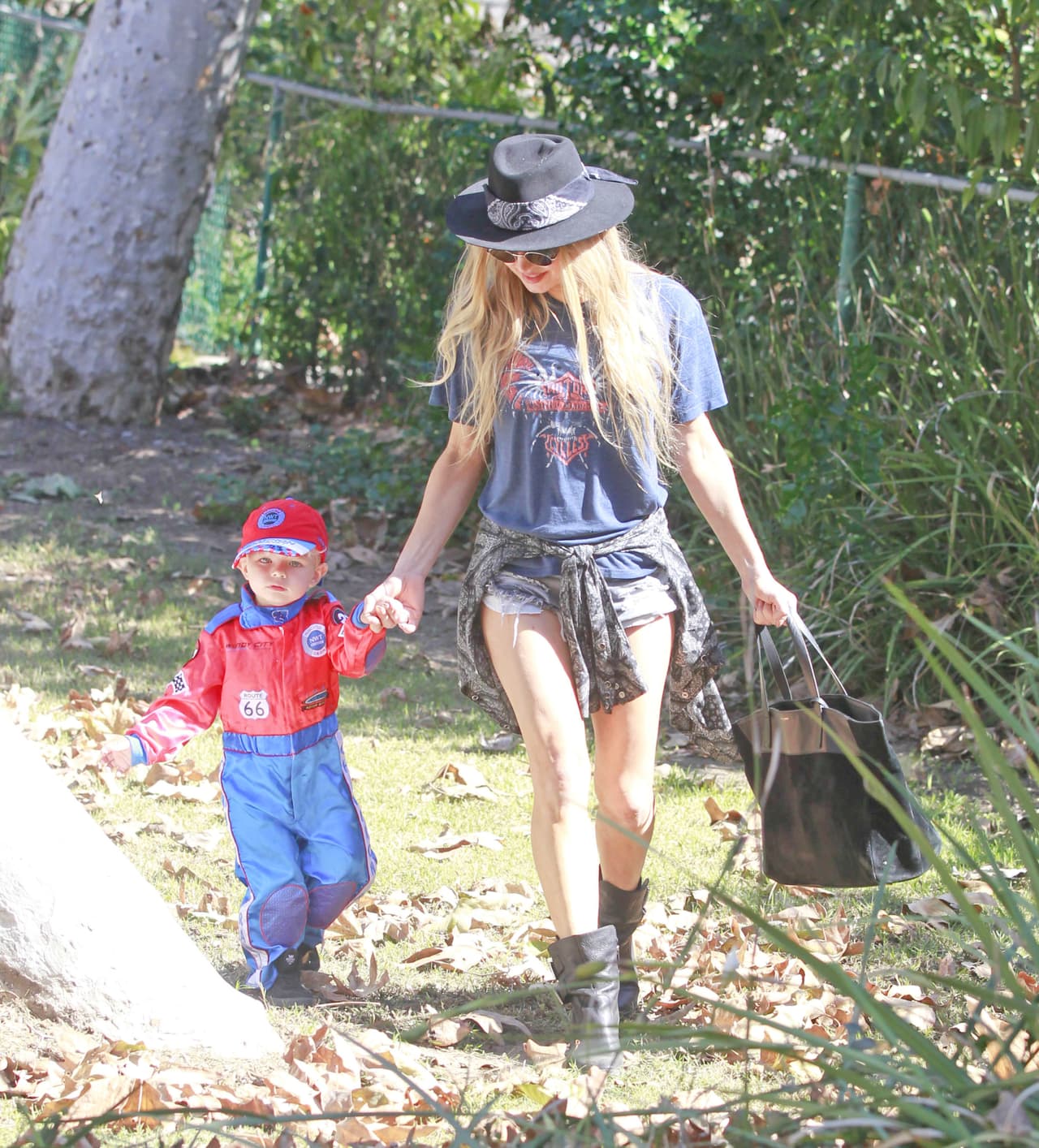 Ella tenía que cuidar los pasos del pequeño ya que casi se tropieza.