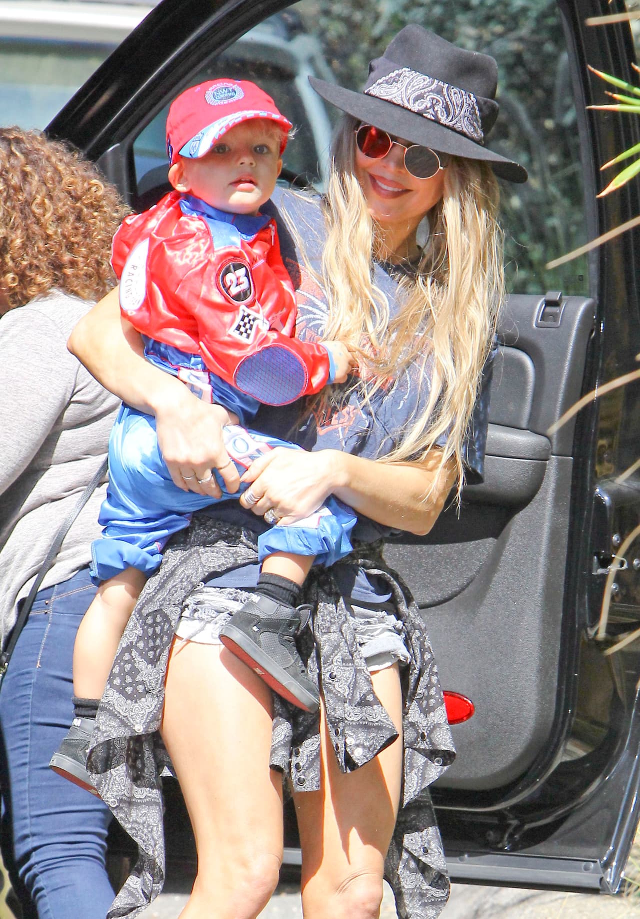 Fergie presumió a su hijo Axl cuando las cámaras los captaron juntos mientras lo llevaba a la escuela.