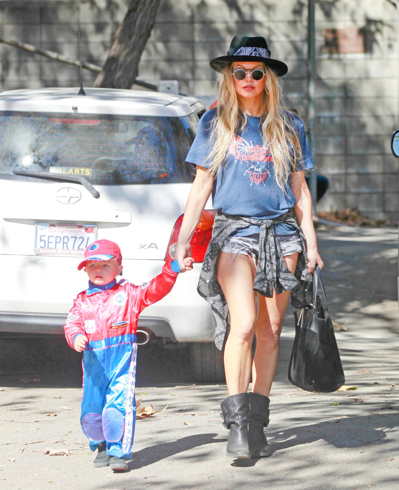 La cantante aparte de todo es una mamá súper 'rocker' y lleva su estilo con ella a donde quiera que va.
