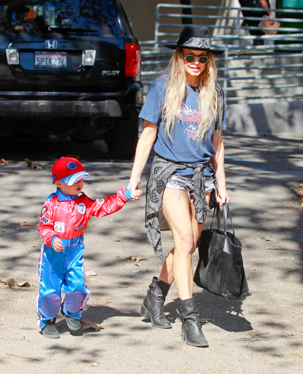 Axl complementó ese lindo disfraz con una gorra roja que lo cubría del sol.