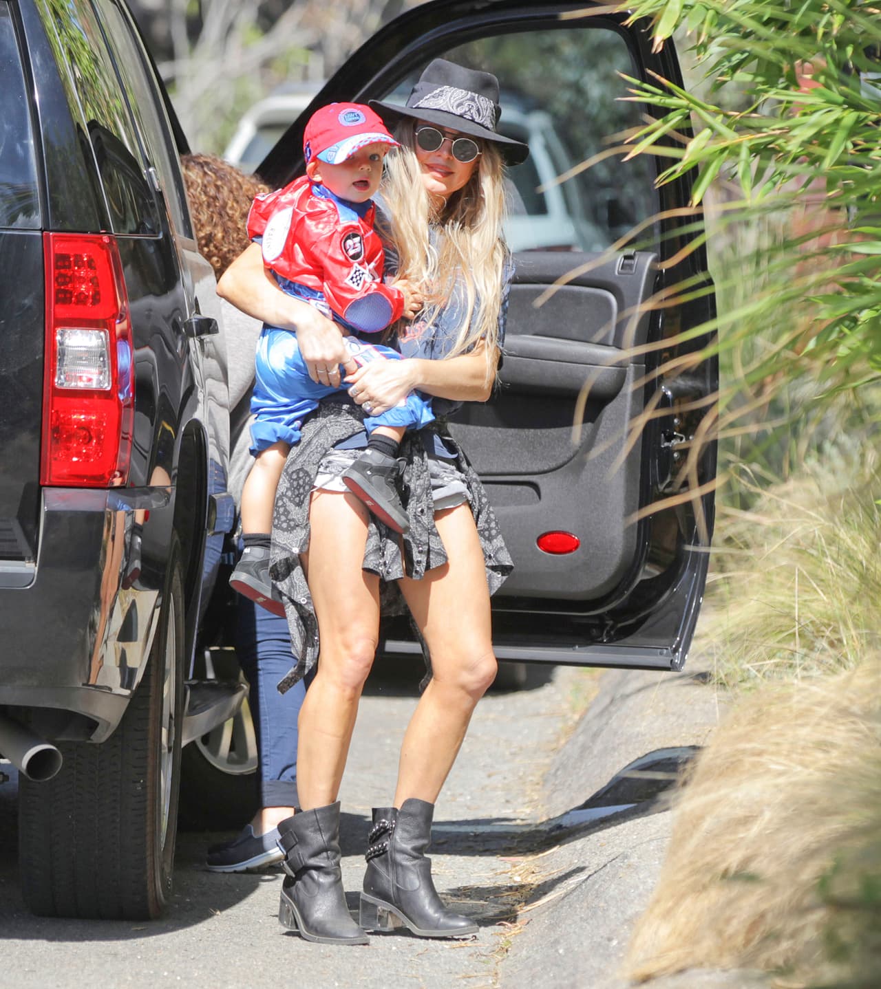 Y este no es la excepción, el retoño de la cantante ya luce como todo un piloto de carreras.