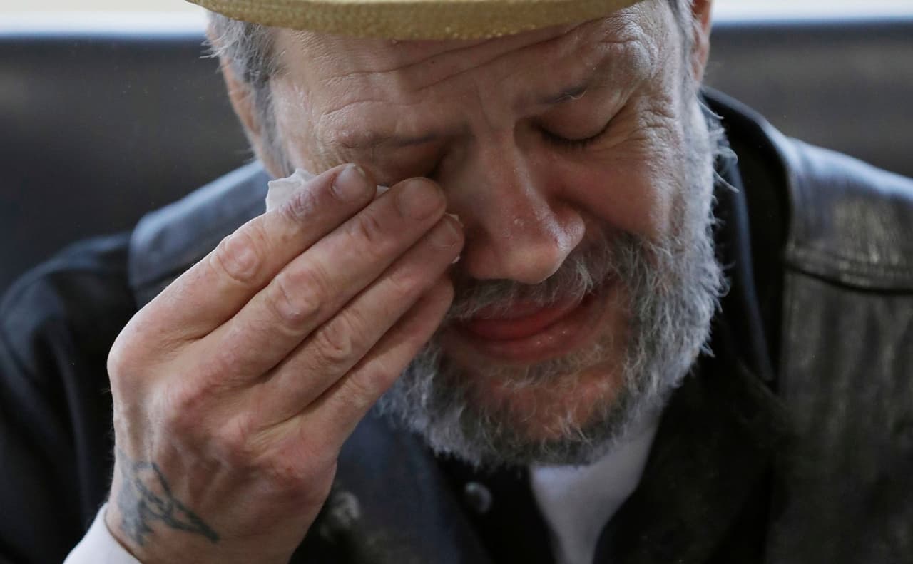 En esta imagen del sábado 21 de diciembre de 2019, Bobby Goldberg se limpia las lágrimas en la oficina de su abogada Melissa Anderson, en Bannockburn, Illinois. (AP Foto/Nam Y. Huh)