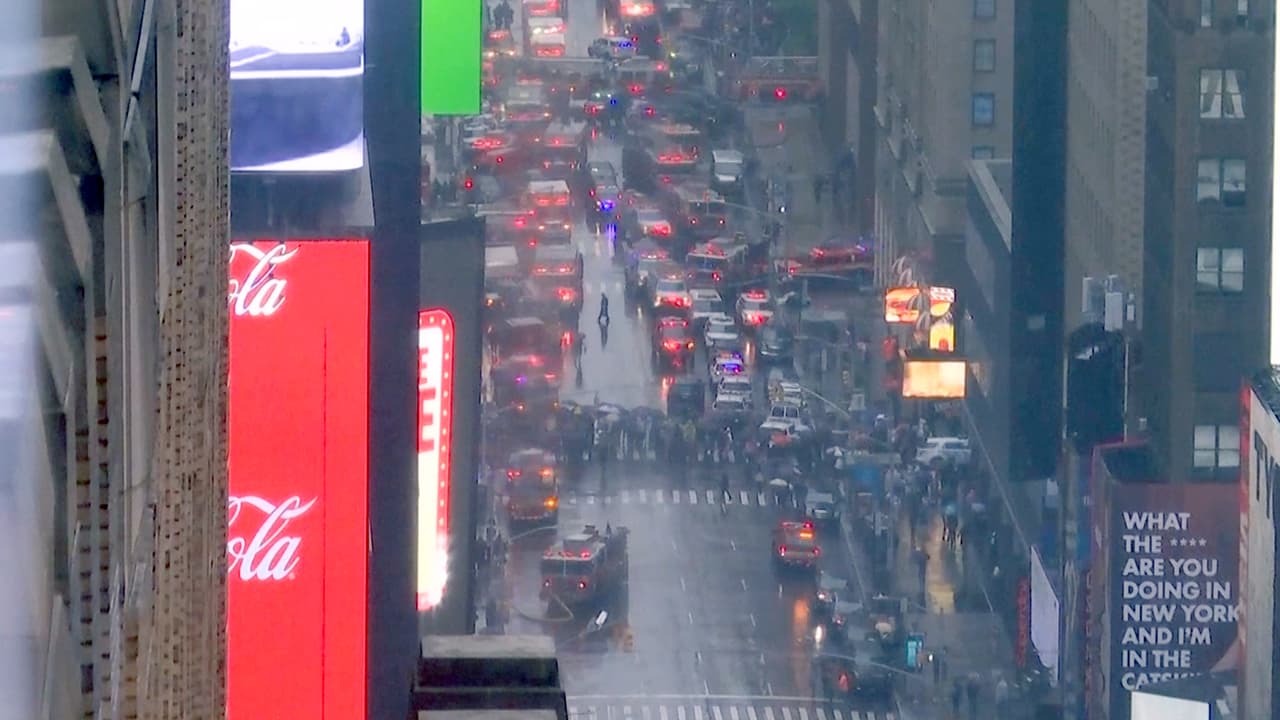 En primer plano los anuncios luminosos de Times Square. Al fondo los vehículos de emergencia que atienden el siniestro.