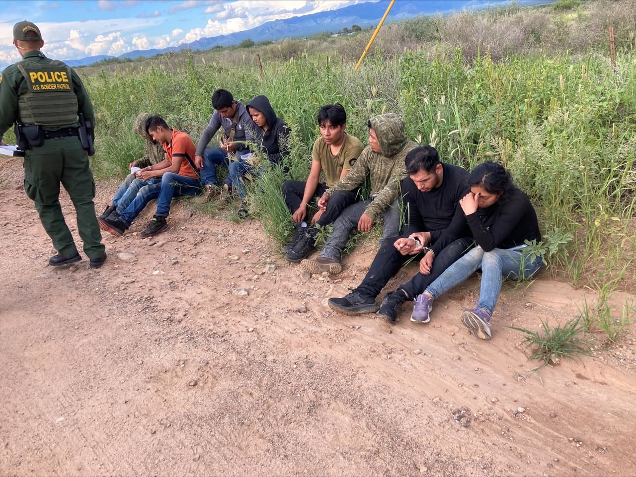 Antes de que el vehículo se detuviera, ocho personas saltaron de la camioneta y huyeron del lugar, pero fueron encontrados un tiempo después cuando estaban escondidos entre la maleza. Los indocumentaddos fueron entregados a la Patrulla Fronteriza para su procesamiento.