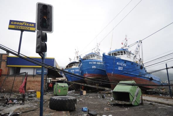 El terremoto de 8.8 grados que sacudió Chile el 27 de febrero de 2010 también generó un tsunami que golpeó el archipiélago chileno de Juan Fernández y zonas costeras del país, y dejó más de quinientos muertos y 56 desaparecidos.
