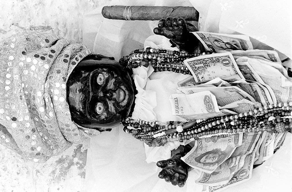 Los rituales de santería son vistos con malos ojos generalmente pero no ocultan nada oscuro detrás siempre y cuando los hagan con fines positivos, puedes realizar ofrendas y trabajos de santería para mejorar tu vida y la de las personas que quieres.