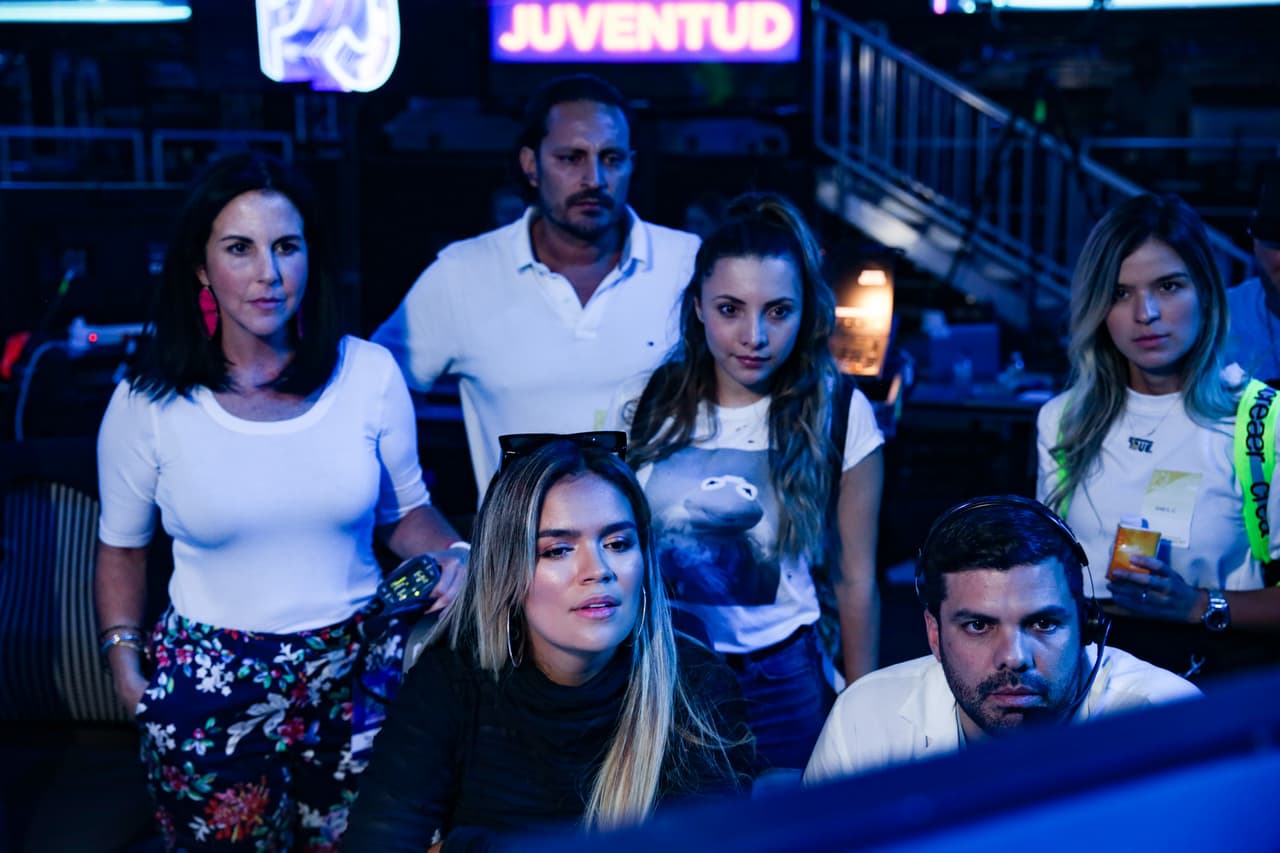 Muy atenta, se dispuso a ver su actuación en los monitores, para corroborar que todo hubiera salido a la perfección.