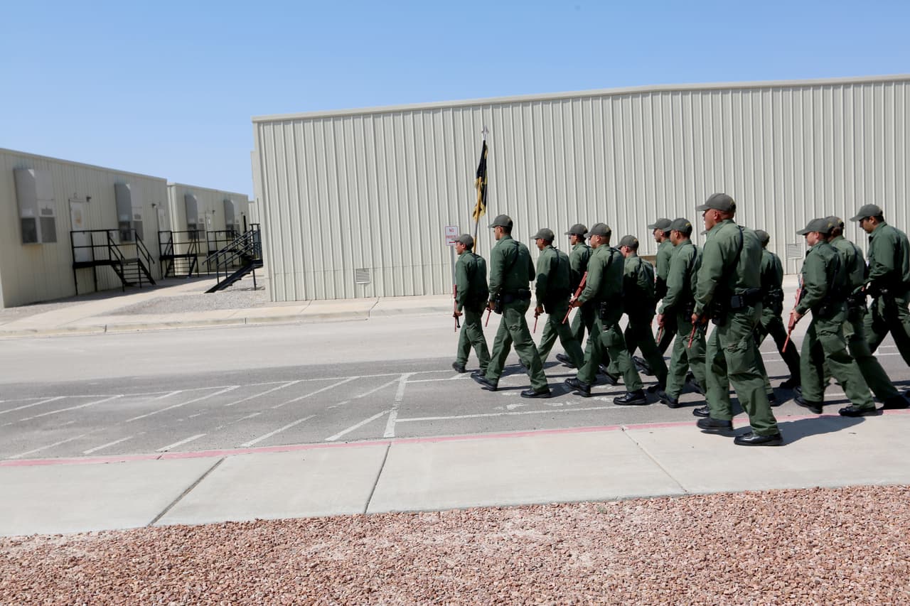 <b>"Yes, sir. No, sir". </b>Pese a ser un cuerpo de seguridad civil, la Academia se autodenomina como 'paramilitar', al menos en el estilo de entrenamiento y disciplina que siguen. En las calles del recinto, circulan pelotones de agentes que se desplazan de una clase a la otra. Cuando hay un problema, la riña es propia de un entorno militar.