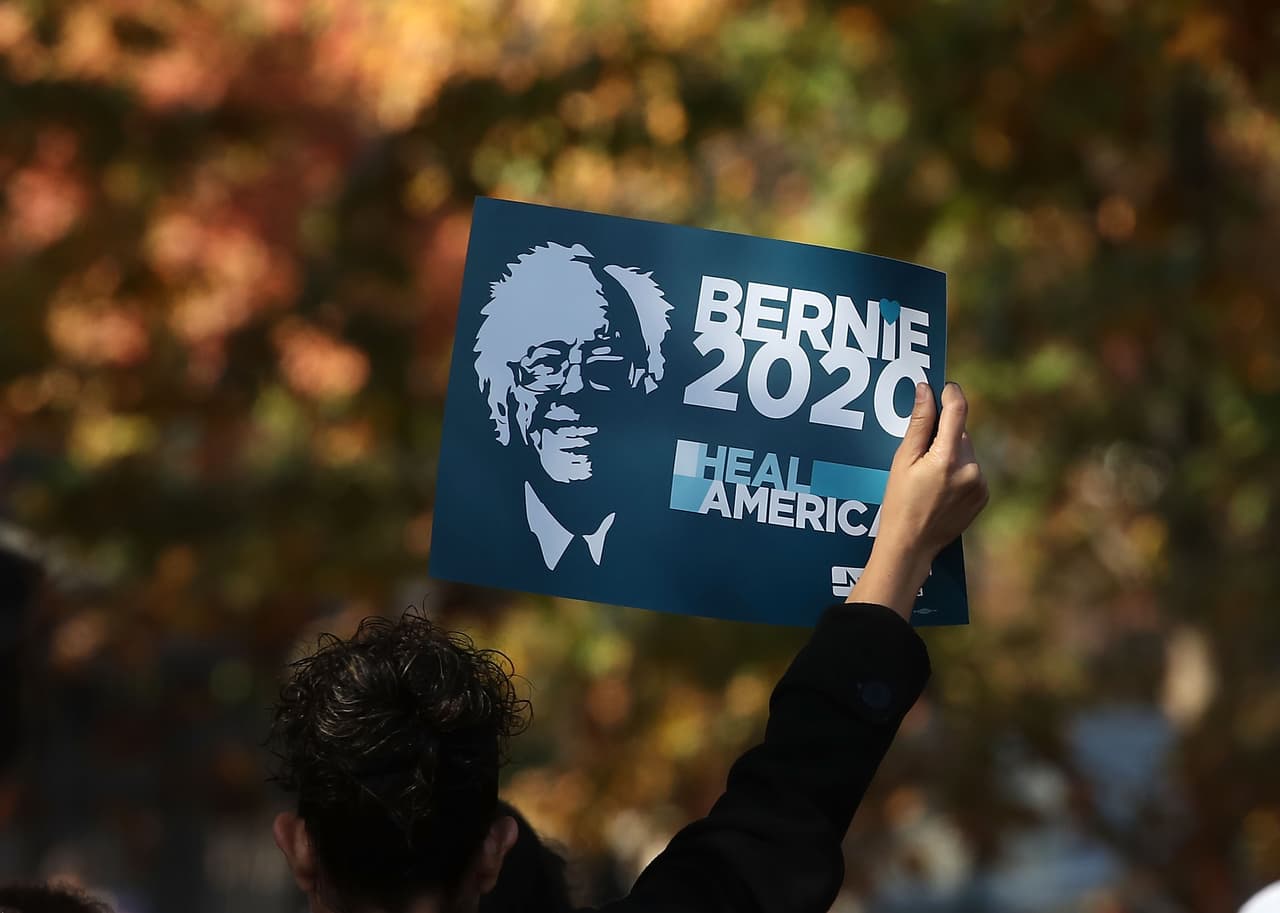Bernie Sanders se dirige a una multitud frente al Capitolio en Washington