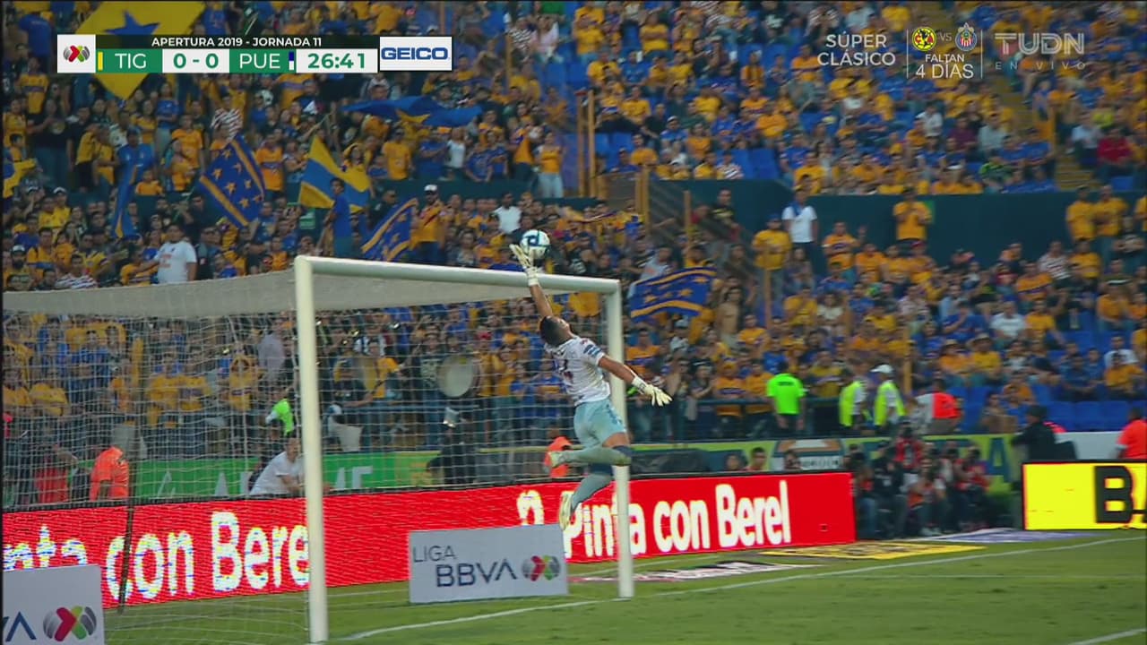 ¡Una más! Gignac quería cazar a Vikonis con un cabezazo bombeado