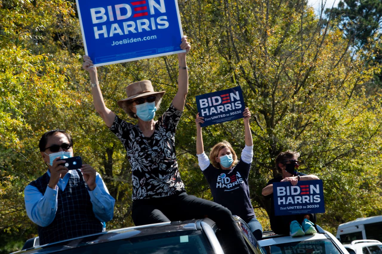 Siguiendo los protocolos sanitarios de la pandemia, una constante vista en los eventos de campaña del exvicepresidente, seguidores llegaron desde tempranas horas para garantizar un puesto en el evento.