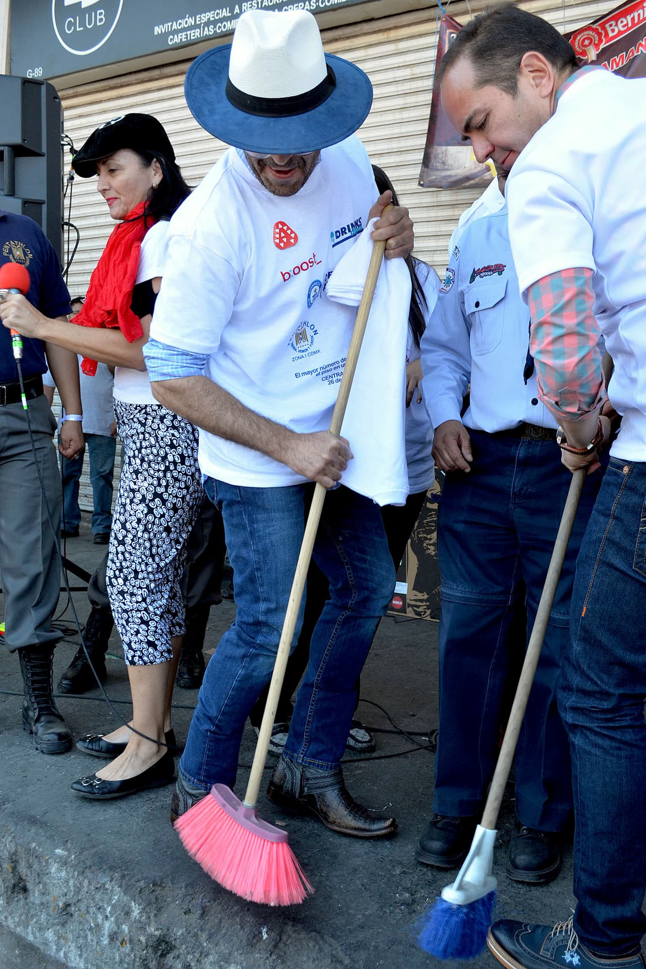 Pablo también agarró la escoba y demostró que sí sabe barrer.