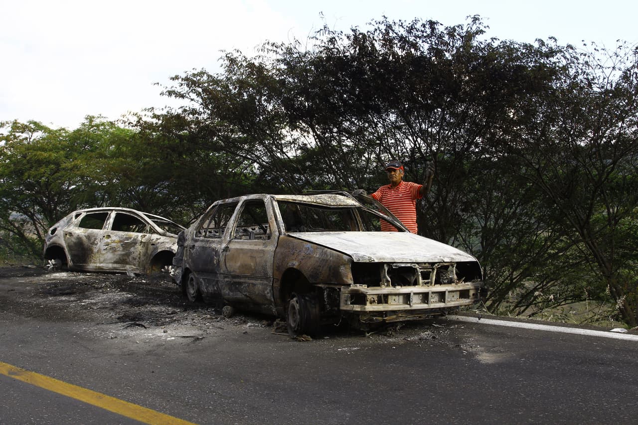 La estrategia de los criminales es tan sencilla como efectiva: interrumpir el tránsito vial para evitar que lleguen las fuerzas de seguridad a lugares donde se realiza un operativo de captura.