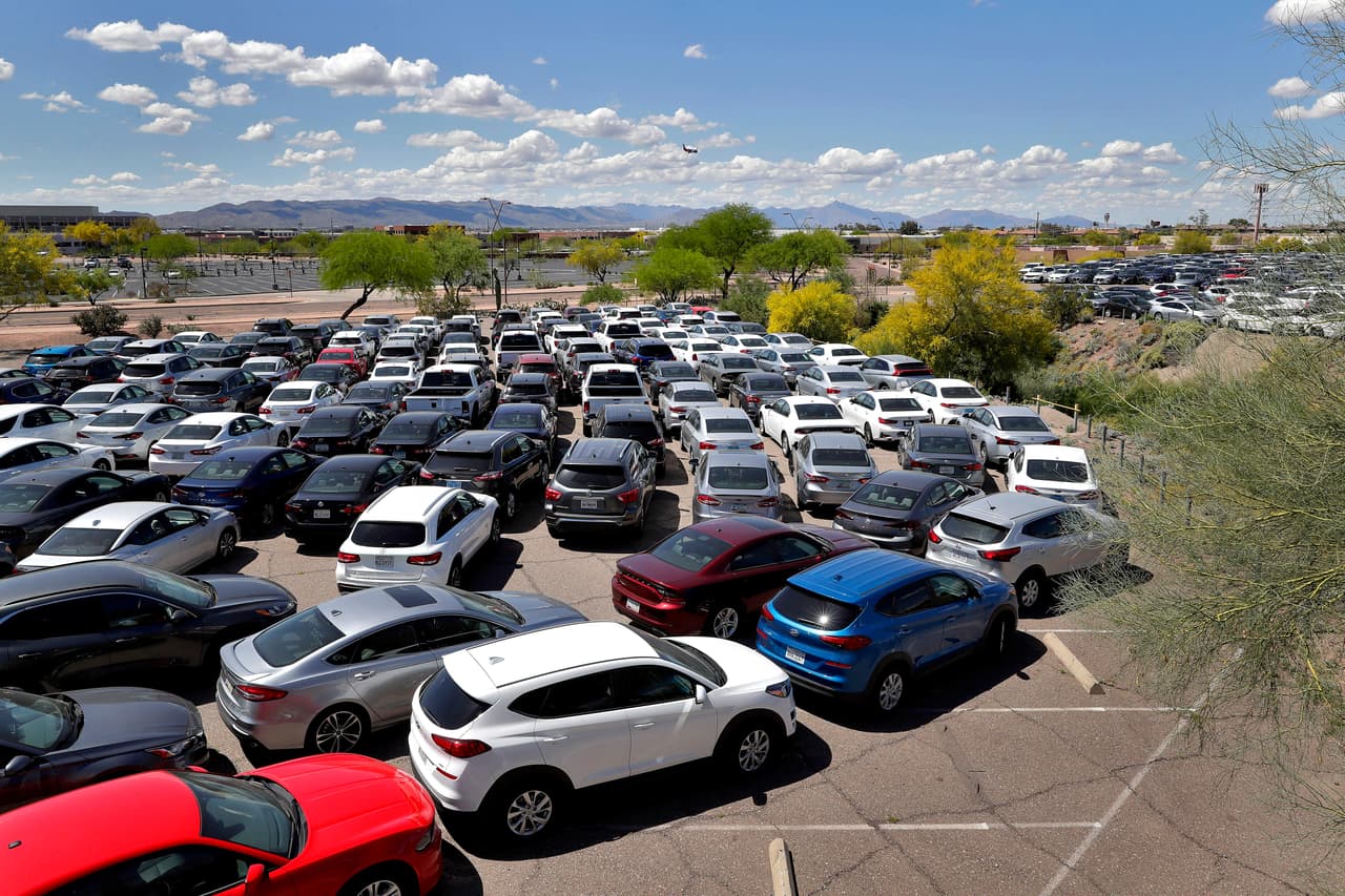 Cientos de autos de alquiler almacenados en el estacionamiento del estadio de béisbol de la Universidad Estatal de Arizona, en Phoenix. 9 de abril.