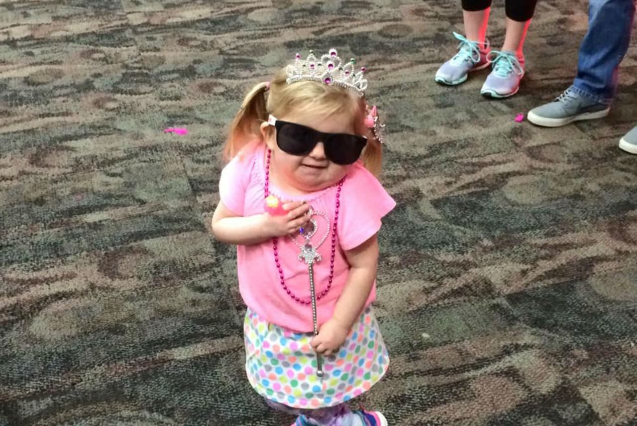 Hermosa pequeña con rara enfermedad inspira con sus videos musicales y karaoke