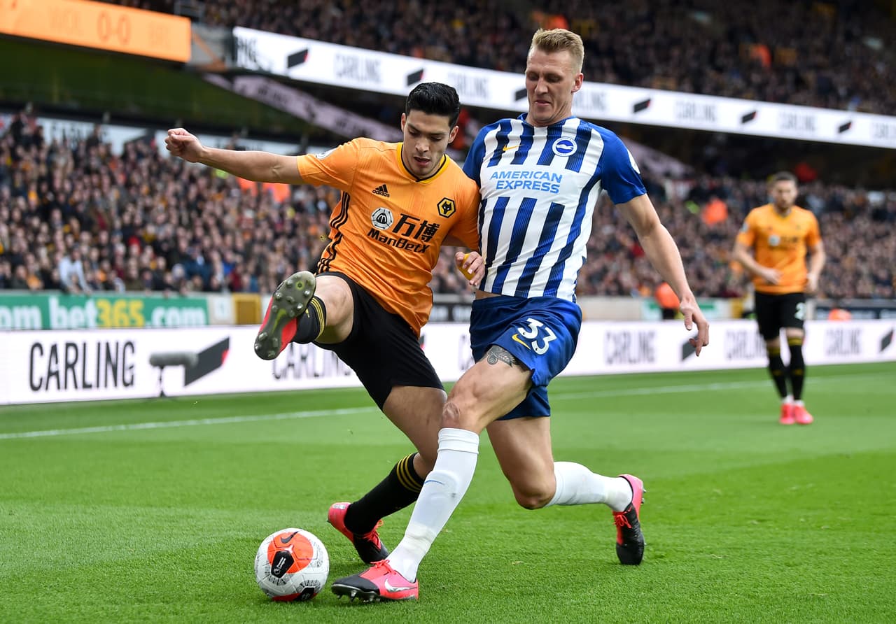 Raúl Jiménez tuvo un par de disparos, pero salieron desviados de la portería.