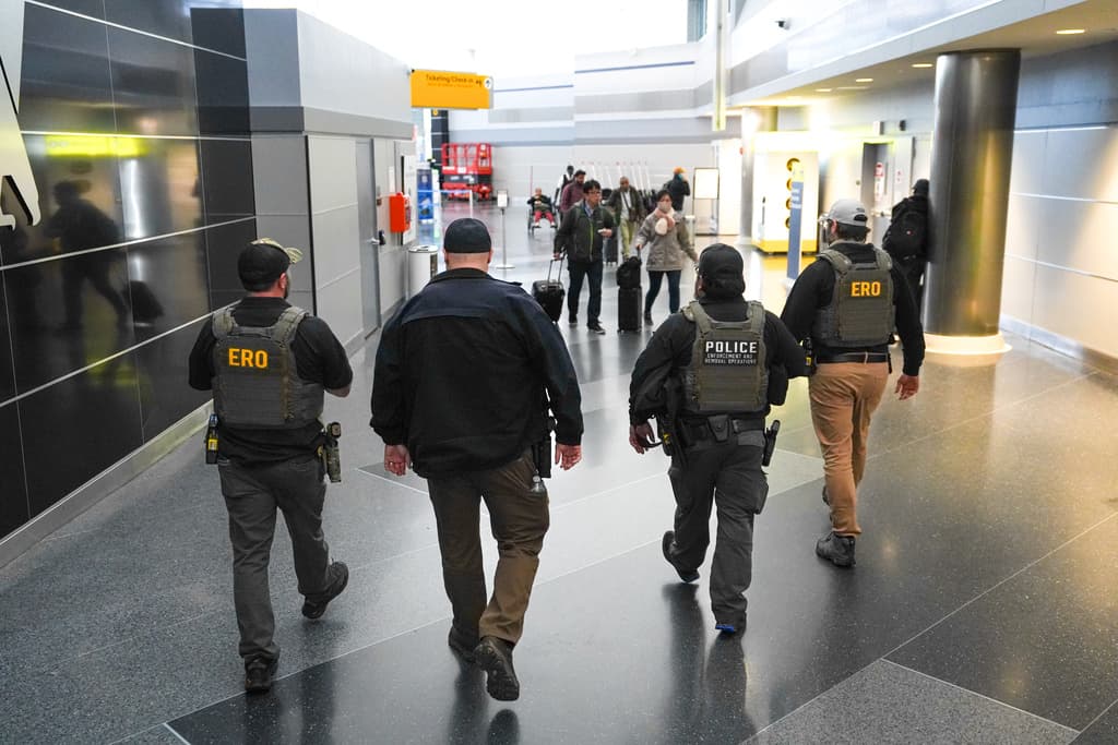 Como los agentes de 
<b>ICE no tienen la preparación que amerita</b>, el respaldo que podrán ofrecer a TSA está limitado a supervisar las filas y confirmar la identificación de los pasajeros, entre otras acciones que todavía se definen.