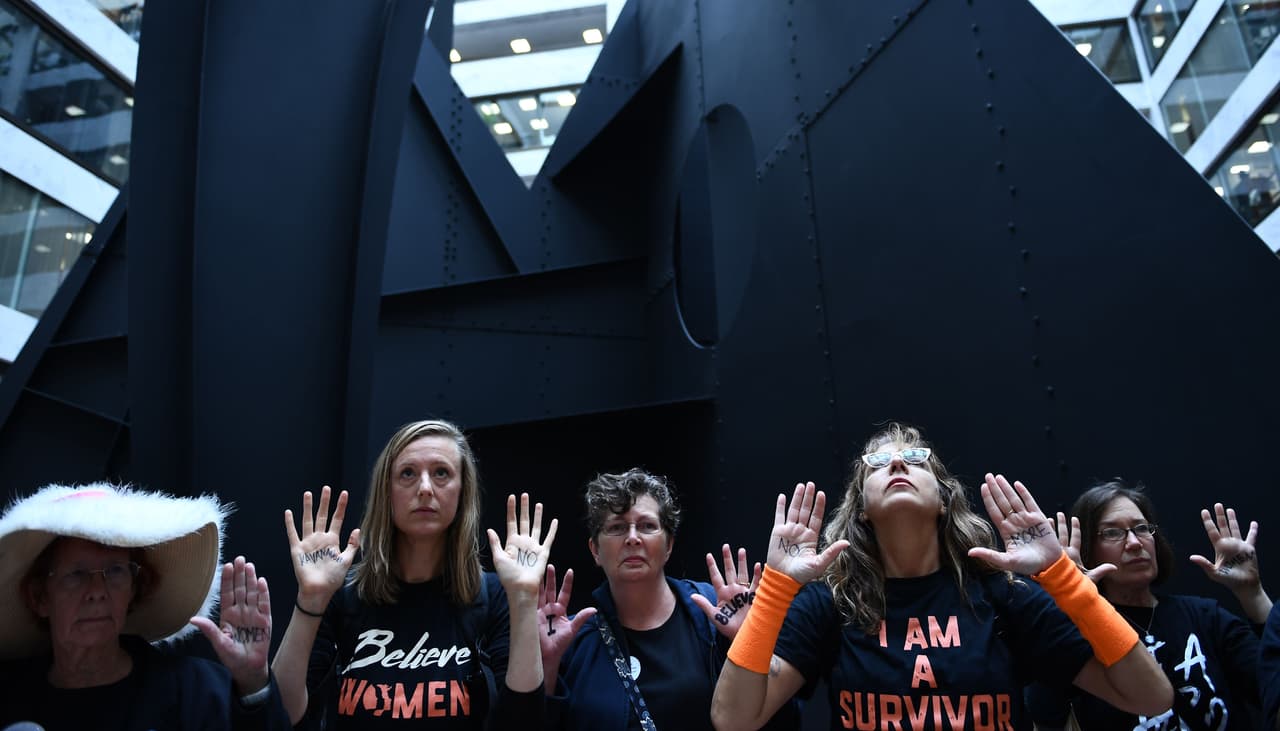 Varias protestas en favor y en contra de Kavanaugh se han organizado en diversos lugares de la capital. Este grupo de mujeres se manifiesta contra el nominado por Donald Trump en el edificio de oficinas del Senado.