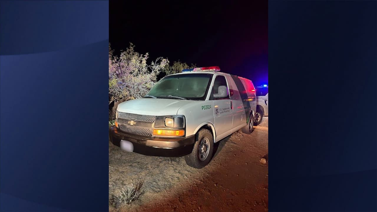 De acuerdo con autoridades, el conducto de la unidad habría atacado a un agente de la Patrulla Fronteriza al momento del arresto, por lo que se le 
<b>imputarán cargos penales por agresión.</b>