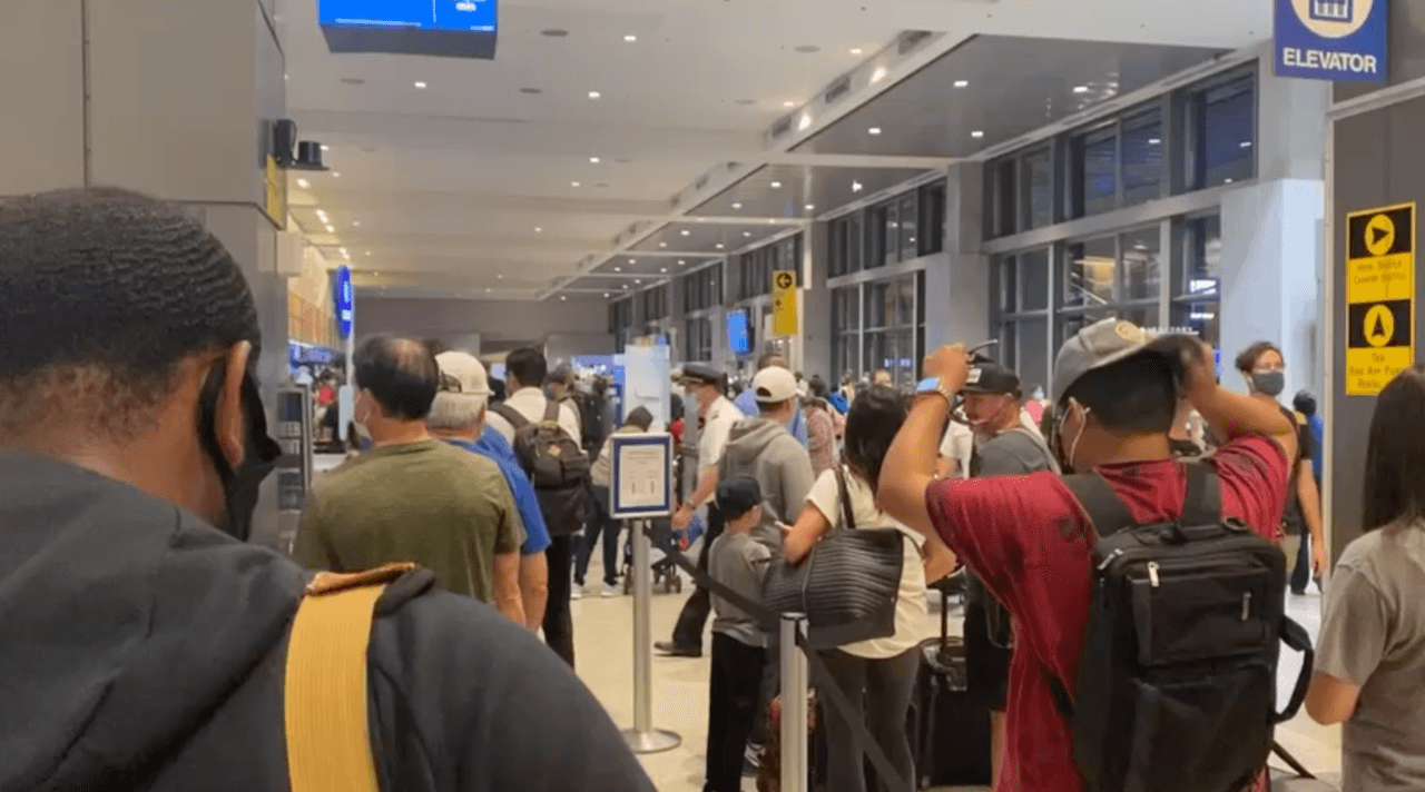 Reportan largas filas en el aeropuerto de Austin; advierten a viajeros llegar temprano