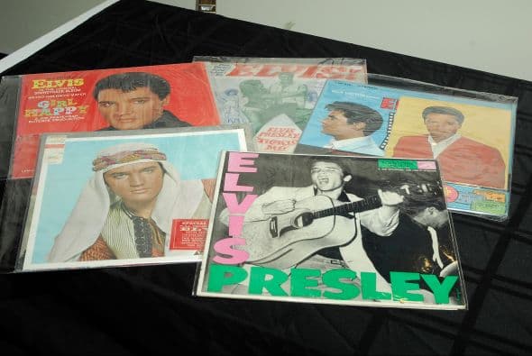 ELVIS PRESLEY- Guitarras, trajes y diversas imágenes del desaparecido cantante se han puesto en puja por grandes cantidades de dinero, pero nada se compara con los $115 mil pagados por un mechón de cabello de Elvis Presley. Su costo superó a los mechones de cabello de personalidades como John Lennon ($48 mil), John F. Kennedy ($3 mil) o Beethoven ($7,300).