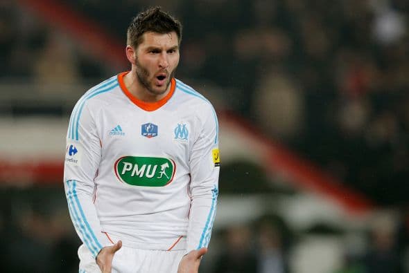 Pero una pelota siempre lo acompañaba a donde se dirigiera y su pasión por el fútbol era sobresaliente, en sus inicios incluso se decía que tenía muchas más condiciones que Benzema.