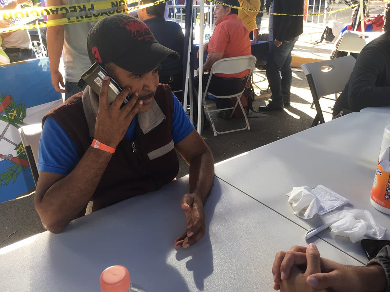 "Sigo vivo, estoy bien": las llamadas que regala la Cruz Roja dan aliento a los migrantes de la caravana