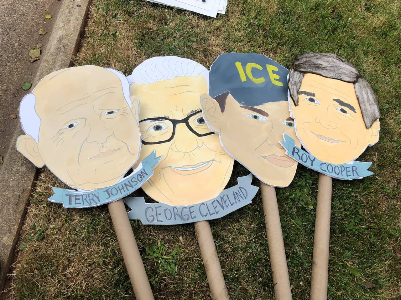 Tras la marcha de el 4 de mayo hacia la mansión del Gobernador, ya preparan la siguiente acción pública. Se trata de una vigilia propgramada para el 11 de mayo en las afueras de la mansión del gobernador donde el Colectivo NC con más de 20 organizaciones se reunirán para exigirle @Roy Cooper que no firme el proyecto de ley HB370 en caso de que avance por todos los comités de la Cámara baja en el estado.El sábado 4 de mayo, cerca de 200 hispanos marcharon hacia la mansión del Gobernador de Carolina del Norte, Roy Cooper, para pedirle que no apruebe propuestas de ley antiinmigrantes cuando lleguen a su escritorio.Las que más preocupan a la comunidad indocumentada por el momento, son la HB370 y la HB135, las cuales buscarían la cooperación entre los alguaciles de los Condados y la Agencia de Inmigración y Aduanas, ICE por sus siglas en inglés, lo cual desencadenaría de acuerdo a los activistas en un incremento en las deportaciones de inmigrantes sin documentos en Carolina del Norte.Madres, padres de familia, organizaciones y aliados de la comunidad alzaron las voces para exigir que el Gobernador Cooper los escuche.Durante la protesta, el Gobernador no hizo presencia, así como ninguna autoridad en representación del funcionario público.Esta marcha fue encabezada por la organización Siembra NC y apoyada por organizaciones aliadas como El Comité Popular Somos Raleigh y El Pueblo.“Quiero decirles a los que no pudieron venir hoy que habrá más oportunidades de apoyar y que no podemos quedarnos callados porque estas leyes afectarían a nuestras familias”, indicó en entrevista para Univision una de las manifestantes.