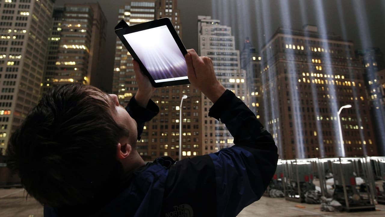 Un estudio de la Universidad de Toledo ha descubierto que la luz de tu celular o tableta perjudica tu vista. Y aunque hay maneras de evitarlo, a largo plazo, el daño parece ser irreversible.