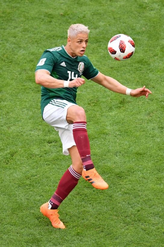 Los futbolistas también se han hecho transformaciones radicales y el
<b> </b>'Chicharito' Hernández, sorprendió durante la Copa Mundial 2018 en Rusia, cuando se pintó el pelo de color rubio.
