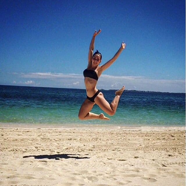 Eso sí, esperarán ansiosos hasta que Ariadne regrese a saltar feliz por la playa en tan diminuto atuendo.